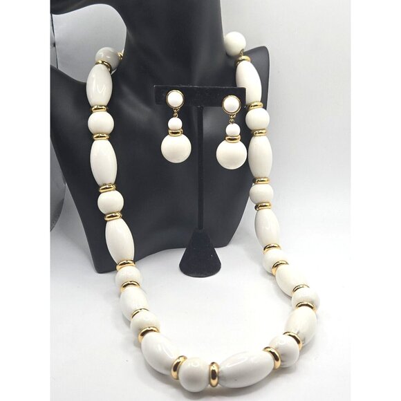 Vintage Monet Signed Milk Glass Set 28in necklace and 2in dangle clip earrings - Picture 2 of 9